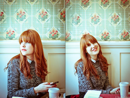 תמונות מניו יורק בחורה בבית קפה (צילום: סיון אסקיו)