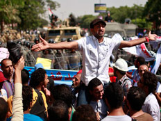 "לא נקבל אלימות". הפגנות בקהיר, ארכיון (צילום: רויטרס)