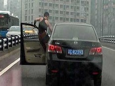 נהג סיני משוגע - נתלה מחוץ לרכב (צילום: austriantimes.at)
