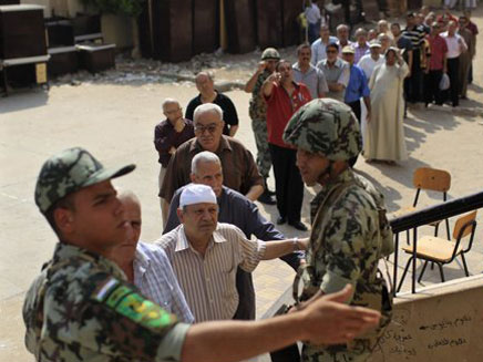 אזרחים מצריים בפתח קלפי, הבוקר (צילום: reuters)