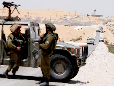זירת הפיגוע בגבול מצרים, אתמול (צילום: רויטרס)