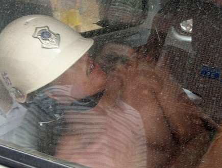 סיני מטלטל את בתו מהחלון (צילום: dailymail.co.uk)