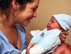 אשלי ובנה תומס - לידה במעלית (צילום: צילום מסך daily mail)