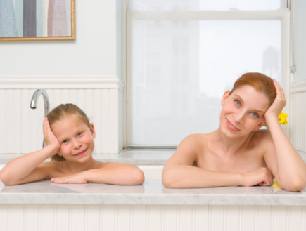 אמא ובתה באמבטיה (צילום: אימג'בנק / Thinkstock)