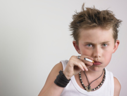 ילד מעשן (צילום: אימג'בנק / Thinkstock)