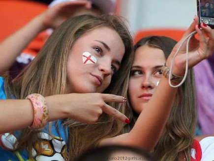 אוהדת אנגליה (צילום: euro2012girls.com)