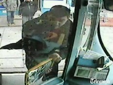 נוסע באוטובוס חוטף התקף זעם (תמונת AVI: telegraph.co.uk)