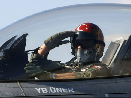 באנקרה זועמים על הפלת מטוס הקרב (צילום: AP)