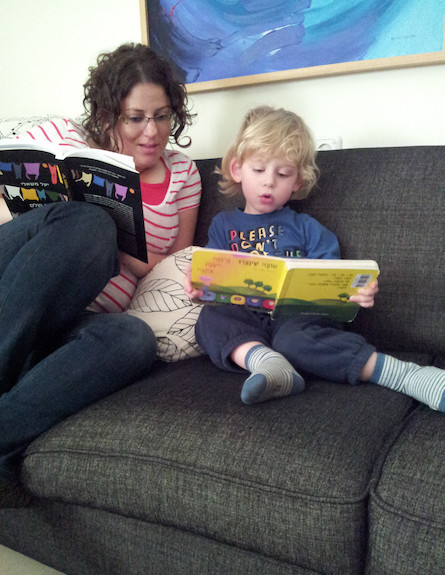 מאירה ברנע ואבישי קוראים ספר (צילום: תומר ושחר צלמים)