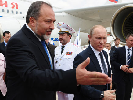 שר החוץ מקבל את פניו של פוטין (צילום: סטילס קובי גדעון – לע"מ)