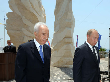 ביקור מיוחד בישראל. הנשיא פוטין עם פרס (צילום: אבי אוחיון, לע"מ)