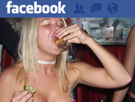 בחורות שיכורות בפייסבוק (צילום: אילוסטרציה)