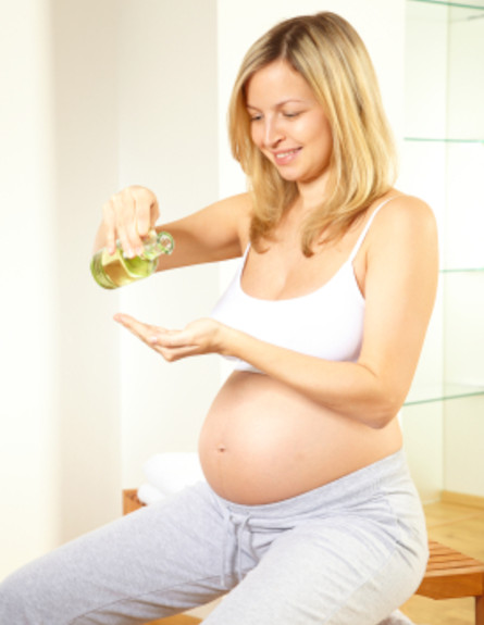 אשה בהריון מורחת שמן- טיפוח בהריון (צילום: Hannes Eichinger, Istock)