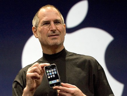 סטיב ג'ובס מציג את האייפון בשנת 2007 (צילום: David Paul Morris, GettyImages IL)