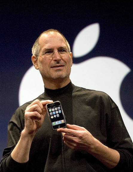סטיב ג'ובס מציג את האייפון בשנת 2007 (צילום: David Paul Morris, GettyImages IL)