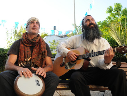 האחים ליאור אלחנטי ועופר שושן (צילום: צילום: ינון פוקס, באדיבות העיתון החרדי 'משפחה')