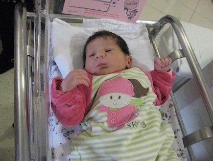 תמר התינוקת בבית החולים - סיפורי הצלחה (צילום: תומר ושחר צלמים)