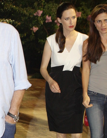 יונית לוי בחולצה לבנה וחצאית שחורה