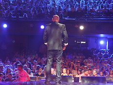 צביקה הדר על רקע הקהל בשלב הסולו הגורלי (צילום: אורטל דהן)
