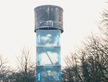 מגדל מים עם תאורה כחולה (צילום: CREPAIN BINST OWI)