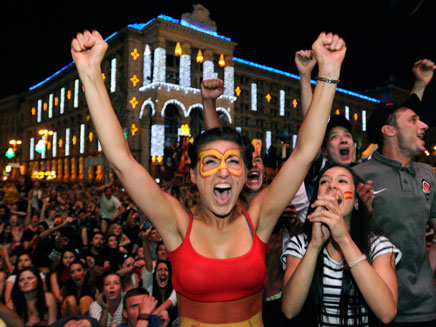 חגיגות בספרד: "אלופים" (צילום: AP)