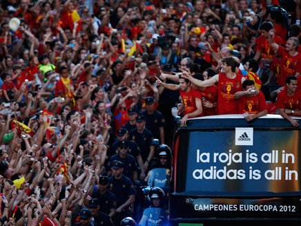 נבחרת ספרד חוגגת אליפות (צילום: חדשות 2)