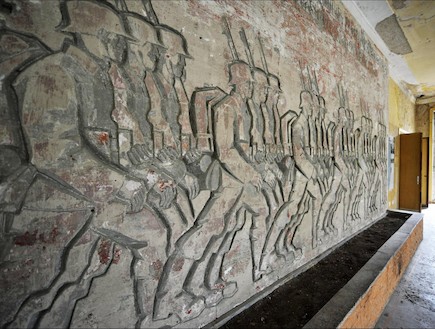 כפר אולימיפ נטוש פסל על הקיר