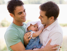 זוג הומואים עם ילד (צילום: אימג'בנק / Thinkstock)