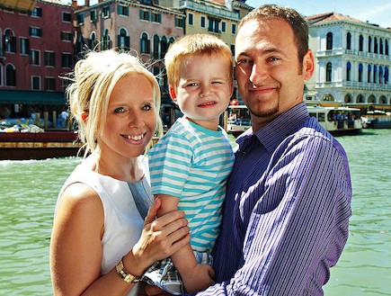 העיתונאית ג'ולי קוק עם בנה ובעלה (צילום: MailOnline)