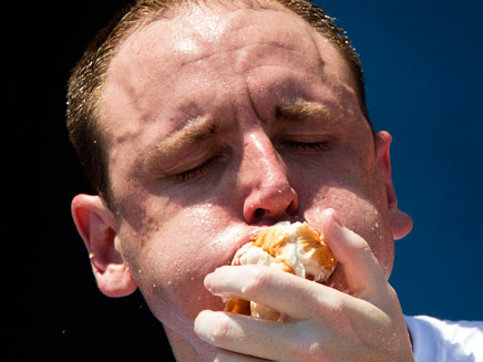 זוללים בתחרות אכילת הנקניקיות בארה"ב (צילום: AP)