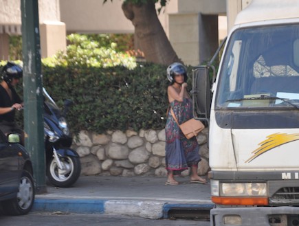 מאיה בוסקילה הריונית ועוברת דירה (צילום: צ'ינו פפראצי)