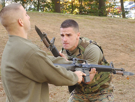 חיילים אמריקאיים עם רובים וסכינים (צילום: ויקיפדיה)
