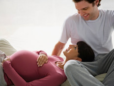 אישה בהריון מניחה את ראשה על גבר (צילום: אימג'בנק / Thinkstock)