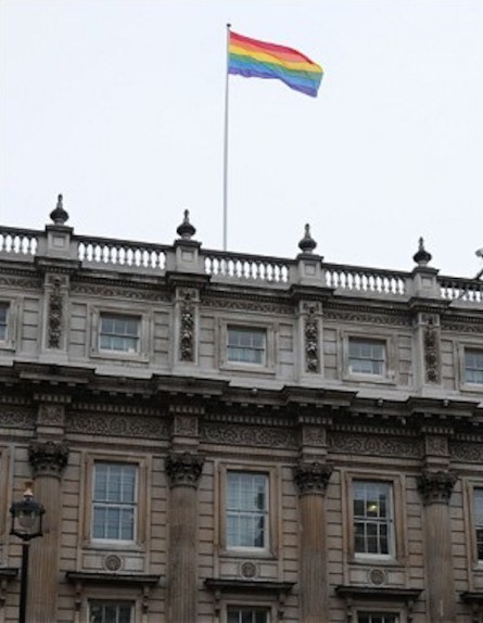 דגל הגאווה מעל בניין הממשלה בלונדון (צילום: CARL COURT, GettyImages IL)