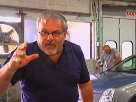 מנחם יצא לבדוק איך כדאי לשדרג את המכונית (צילום: חדשות 2)