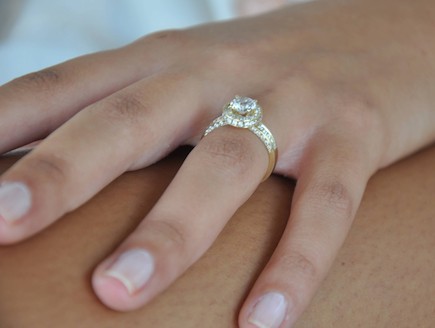 נופר מור והטבעת (צילום: צ'ינו פפראצי)
