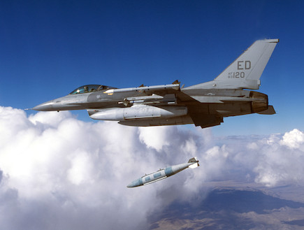 F16 מטיל פצצת JDAM (צילום: Getty Images, GettyImages IL)
