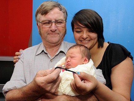 ויקי אולסון, חמיה והתינוק - לידת בזק (צילום: צילום מסך daily mail)