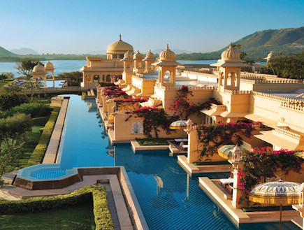 בריכה מסביב למלון, הודו (צילום: מתוך oberoihotels.com)