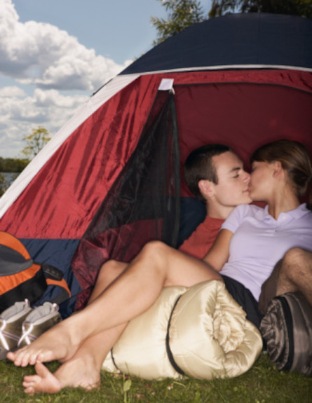 זוג באוהל (צילום: אימג'בנק / Thinkstock)