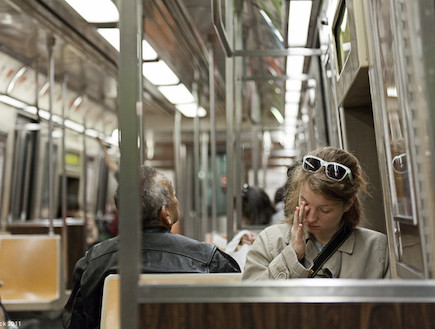 רכבת תחתית ניו יורק בחורה מנגת את עיניה  (צילום: Brendan Fitzpatrick)