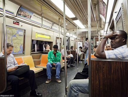 רכבת תחתית ניו יורק כל אחד בשלו (צילום: Brendan Fitzpatrick)