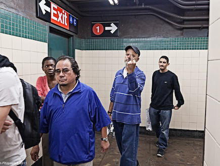 רכבת תחתית ניו יורק נוסע עושה תנועה מגונה (צילום: Brendan Fitzpatrick)