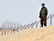 חייל צה"ל בגבול מצרים, ארכיון (צילום: AP)
