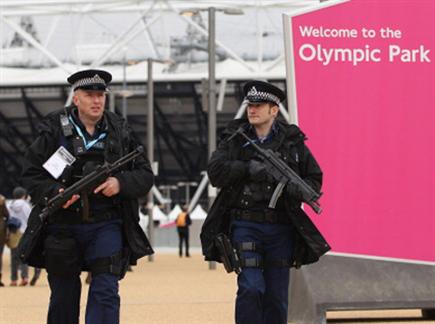 אין סוף לאבטחה. שוטרים אנגלים מפטרלים ברחבי הכפר האולימפי. צפו בכו (צילום: ספורט 5)