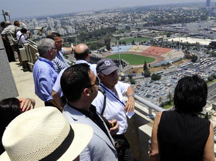 הנציגים בתצפית על מתחם האיצטדיון. יוצאים לדרך (ישראל מלובני) (צילום: ספורט 5)