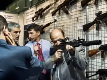 ראש המשלחת הסורית "בודק" את הנשק (צילום: חדשות 2)