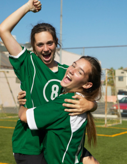 שתי בנות משחקות כדורגל (צילום: אימג'בנק / Thinkstock)
