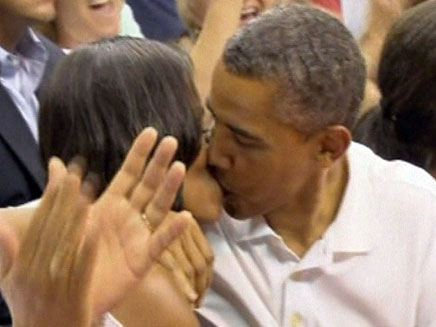 נשיקה נשיאותית, הזוג אובמה (צילום: חדשות 2)