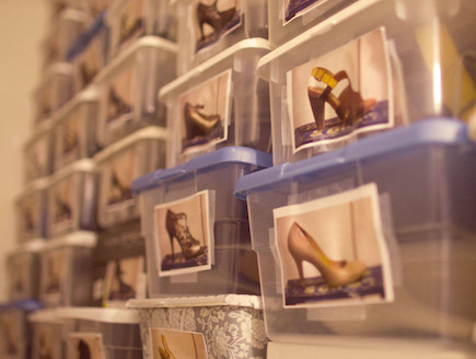נעלים בקופסאות פלסטיק שקופות עם צילומים (צילום: מתוך האתר www.myadaje.com)